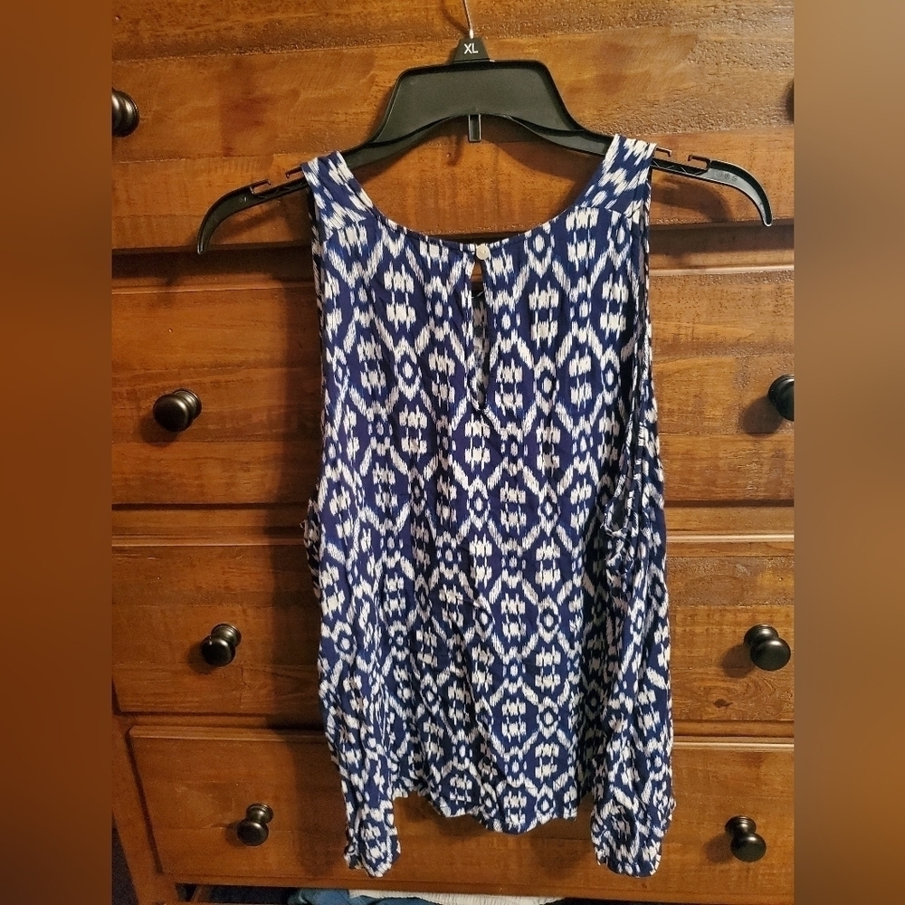 OLD NAVY Sleeveless Navy and White Top.  Size XL - Picture 2 of 5